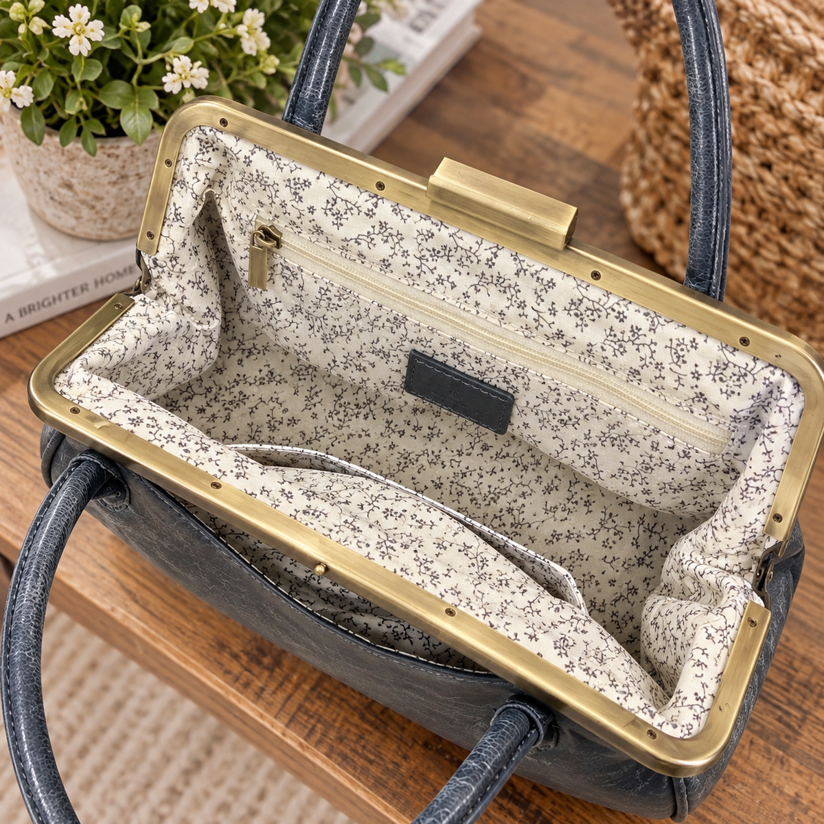 Lady Frame Lock Shoulder Bag | Chocolate | Navy