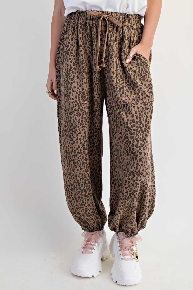 Cozy in Leopard | Easel